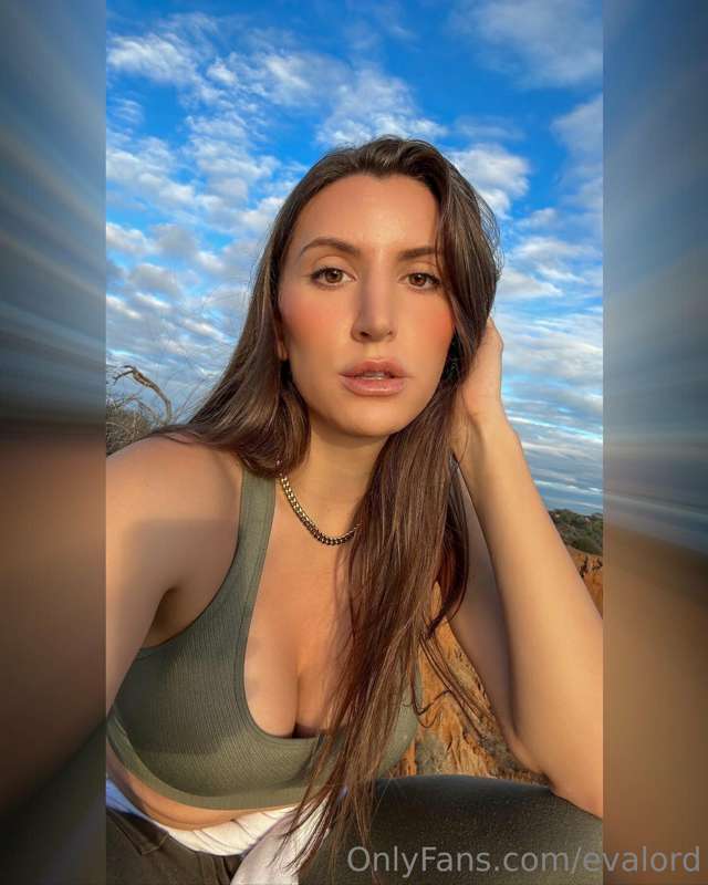 Would you get sweaty with me.... On a hike 🥰🍃🌱 2