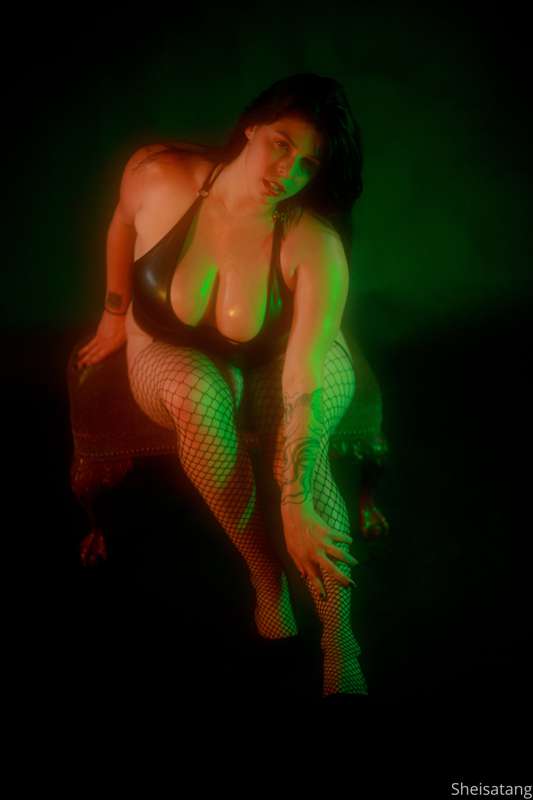 Just a oiled up curvy slut 26