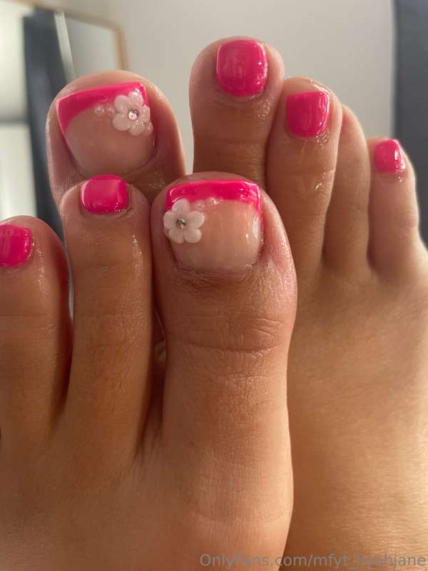 Changed my big toe design 🙈🙈🙈💕💕💕💕💕💕