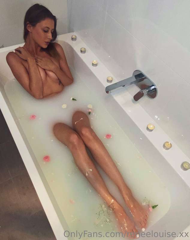 I’m sureeeee you could fit somewhere in this bath 🤷🏼‍♀️ 😏 5