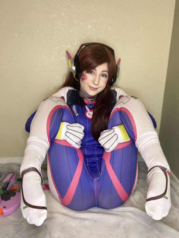 [15 pics] Suited up D. Va Cosplay 👾 which one was your fav? 5