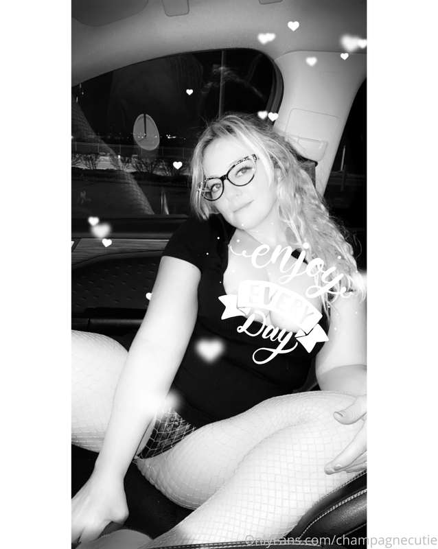 🚗 Snapchat Selfies In & On the 🚗 🔥Smiles, Titties, & Leg Spr..