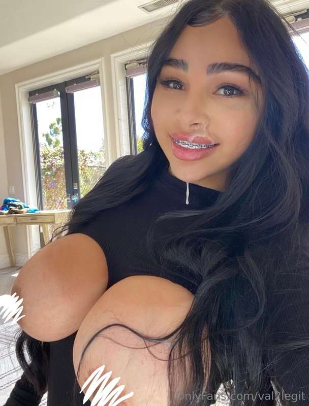 This slut has the FATTEST ASS 🍑 and just made a OnlyFans, sh..