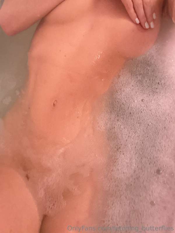 Bathtub with me? 🛁🫧 3