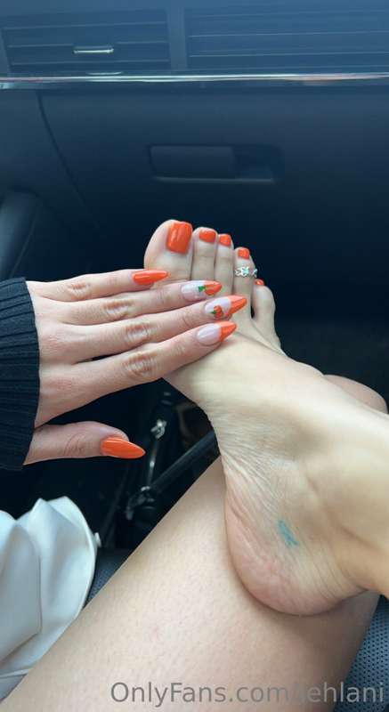 Spamming u guys with my new nails 🧡😂 I’m very happy with the.. 4
