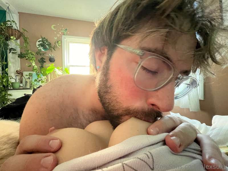 throwback to this feast @sexbydesign (nip suckin’ vid at the..