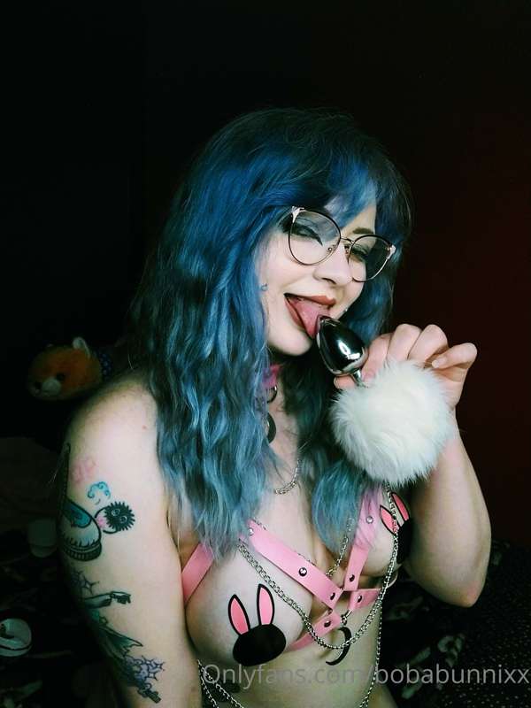 Sweet nerdy bunny girl wants to show you what her bunny butt..