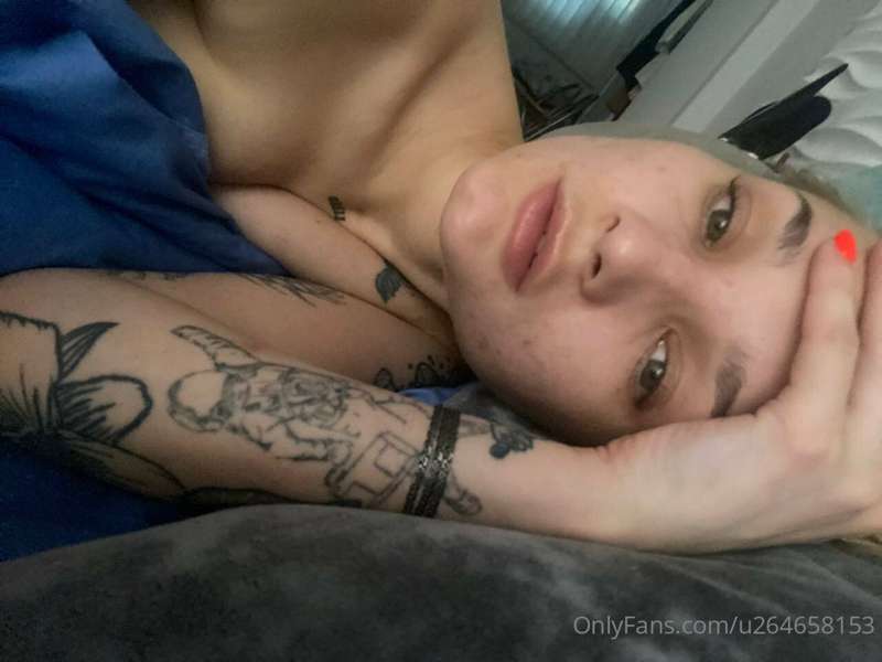 Will you keep me company in bed? 😏😏