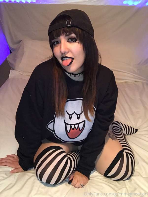 Your goth gf is feeling flirty 🖤😉 12