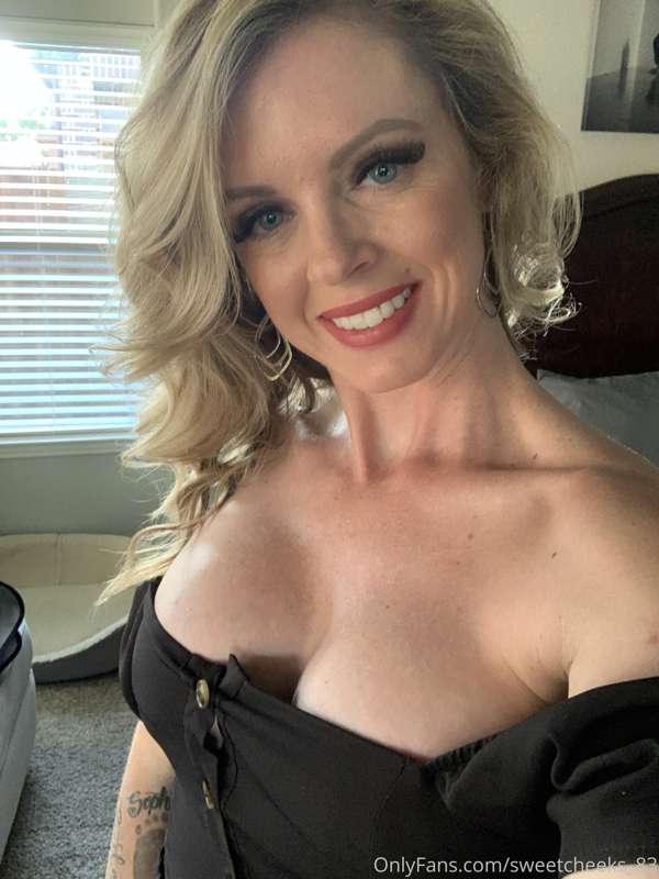 Date night 🥂 how do I look? Good enough to eat? 4