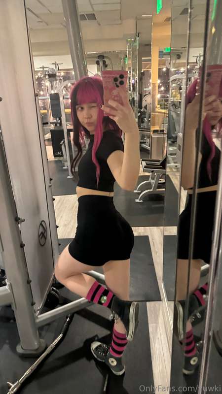 the lighting in this gym sucks at night sorry hope u can sti.. 5