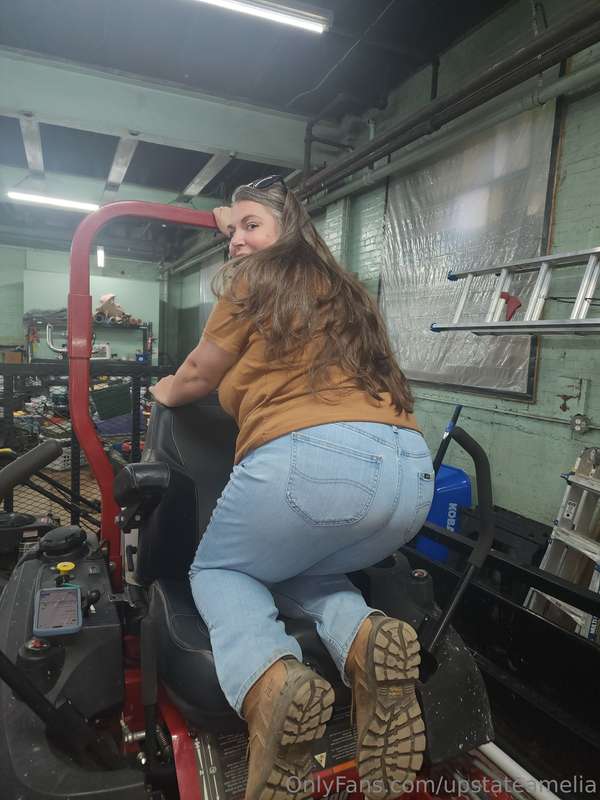Isn’t this the best use of a tractor?? 🍑💋👋🏻🍆🤫