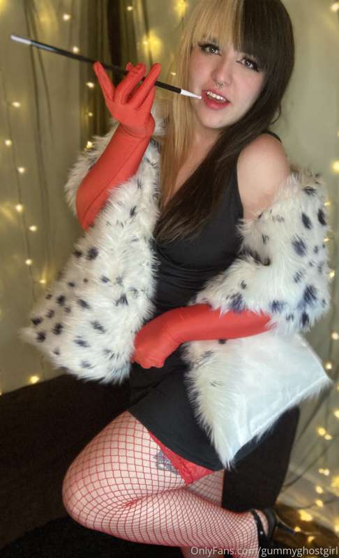Could I really be a villain with an ass like this? 🖤 Cruella..
