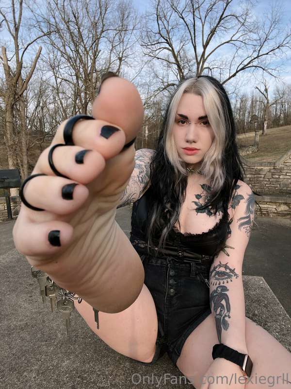 Ugh I just want my soles licked today 1
