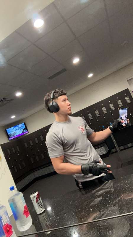 From the locker room to my shower, I’m horny every step of t..