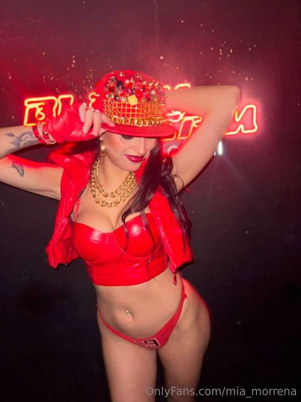 Do you like dancing at parties or in private? 😘