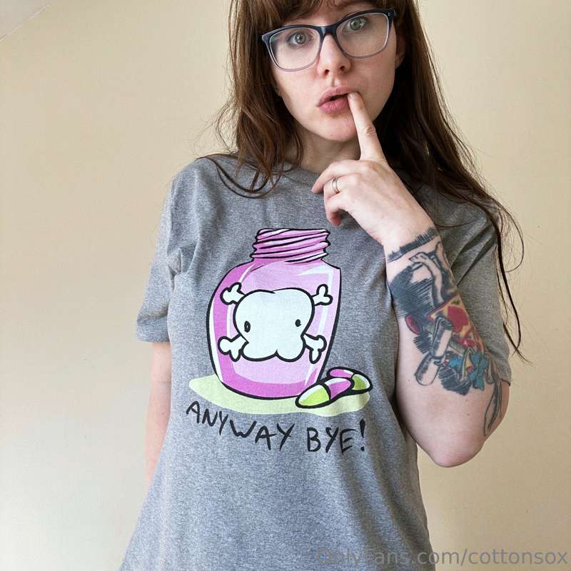 I have merch 🥹 if you wanna adorn yourself with my doodles t..