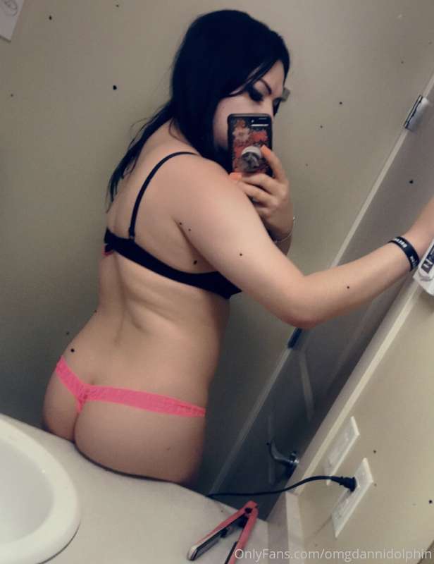 I’m all butt 💜🍑🇨🇦 2