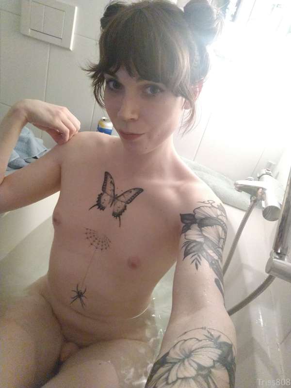 Forgot I had more bathroom pics! So here's a part two :3 

E.. 9