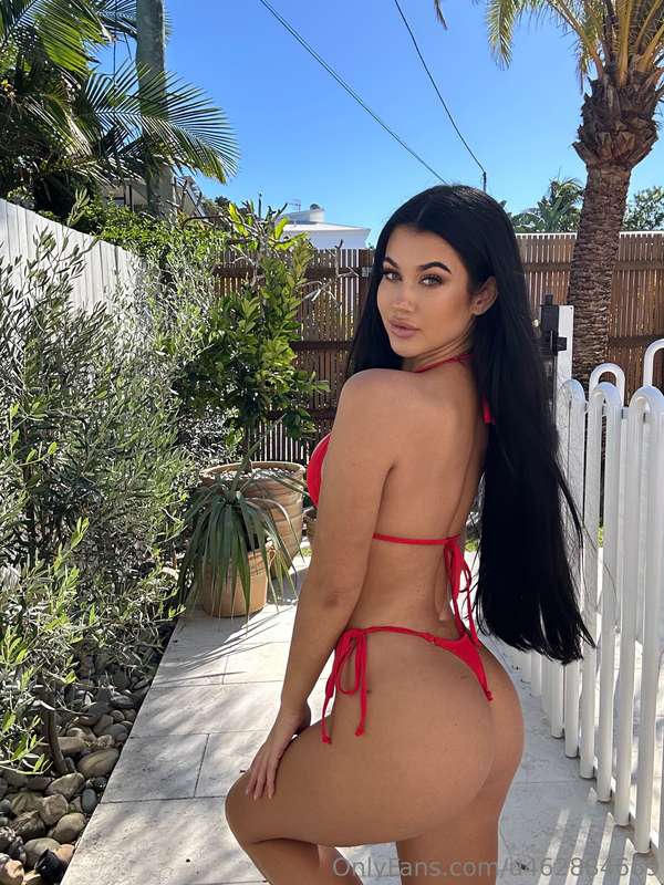 They all say ‘just a peek’… until they can’t stop looking😏