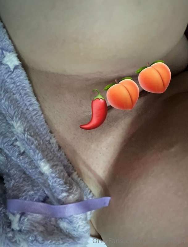 Wanna see me spread my kitty lips? I’ll post it here for a g..
