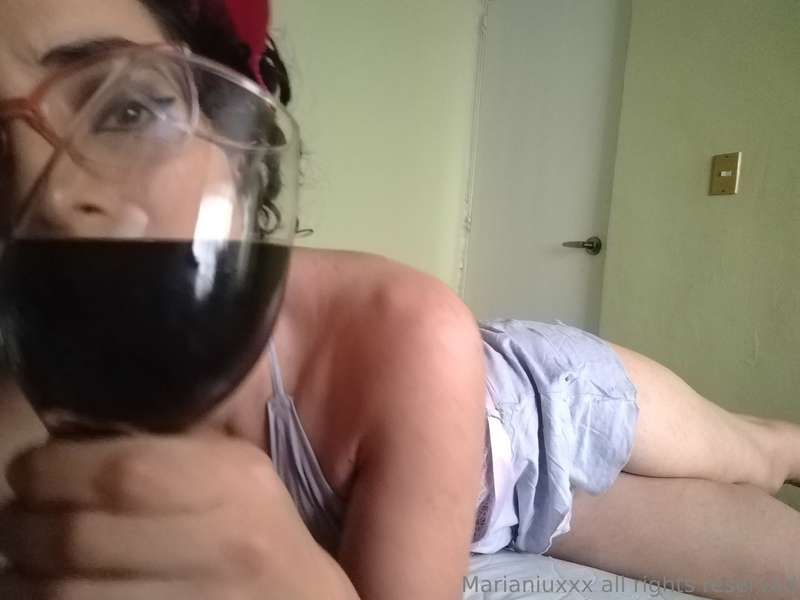 Una copa y otra copa, hasta terminar el vino.  A glass and a.. 1
