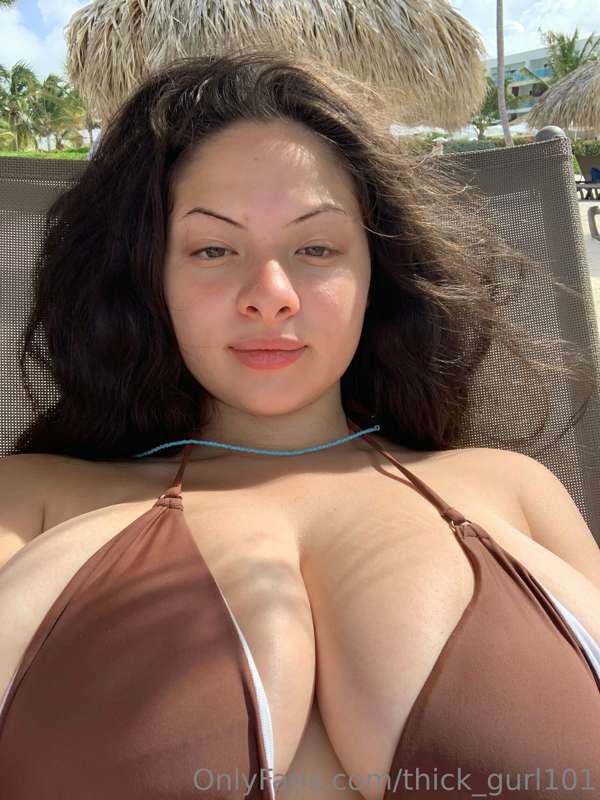 Huge boobies 🌞 5