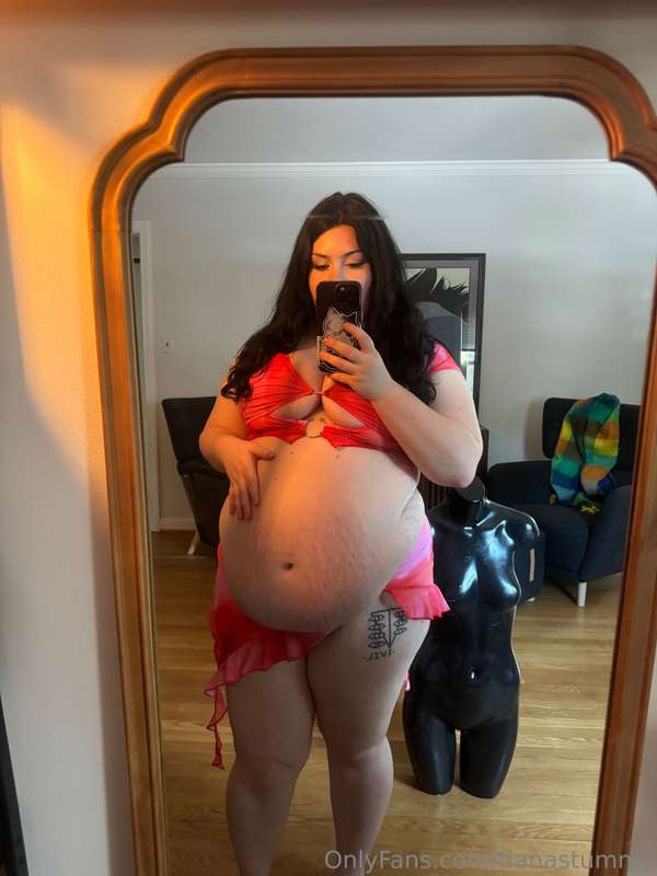 hi!! im back and here to report my fuckin tummy touches the .. 16