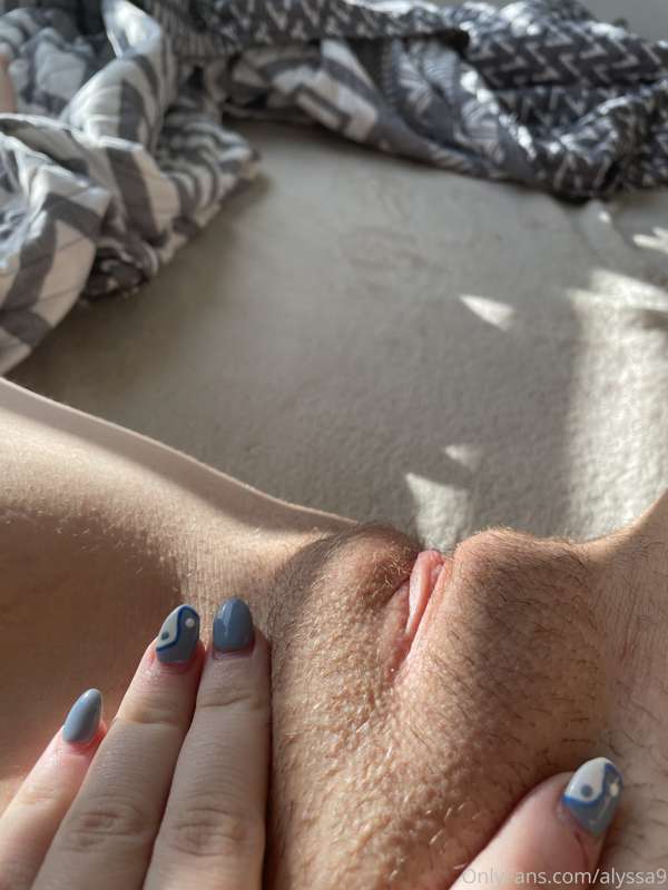 Wake me up by eating my pussy? 😩💦