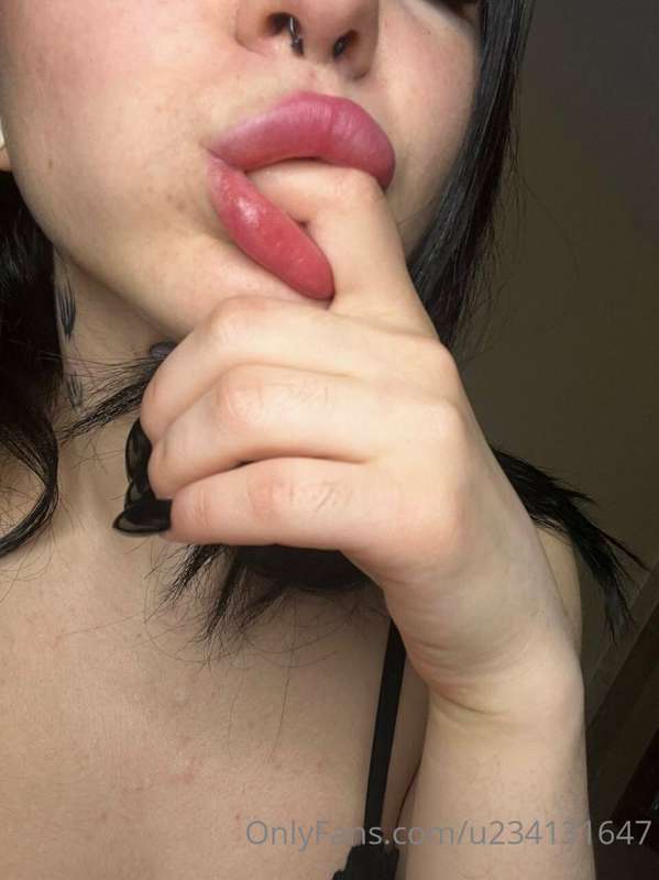 what do you think when you look at those plump lips mmm?💦🍆😳😏