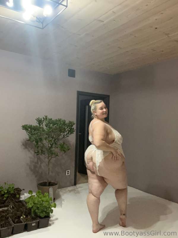 Let me know what you like best about my body.😜😜😈