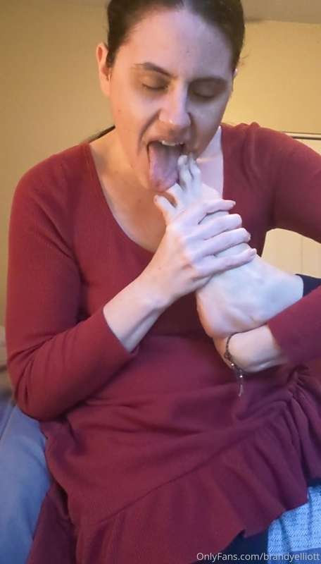 Here's the pic for the Foot-worship JOI video I just uploade..