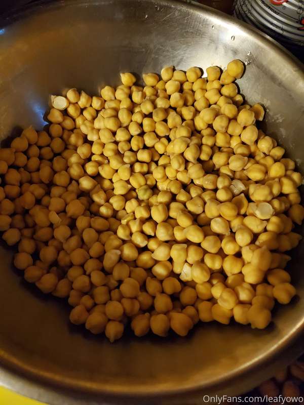 Braised pork with potatoes, peanuts, chickpeas, onions, garl.. 1