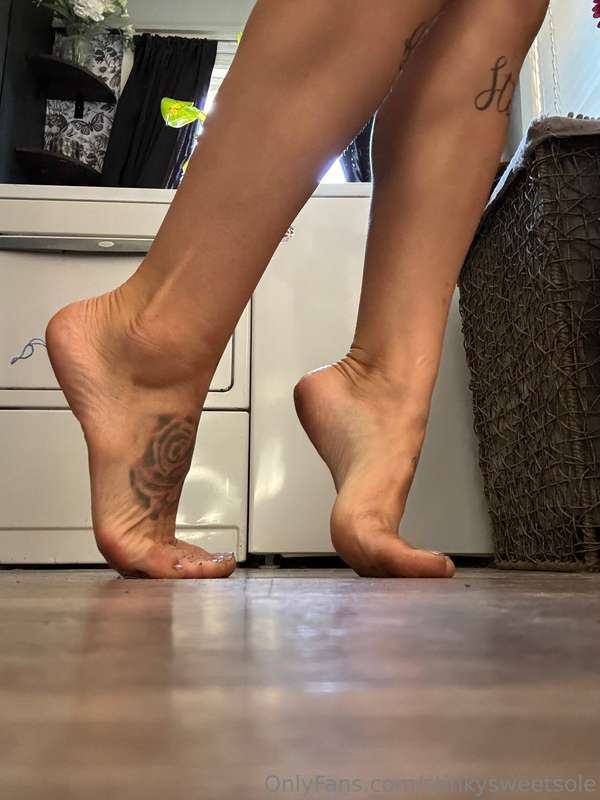 Watching your goddess do laundry wishing you could do it 🙃