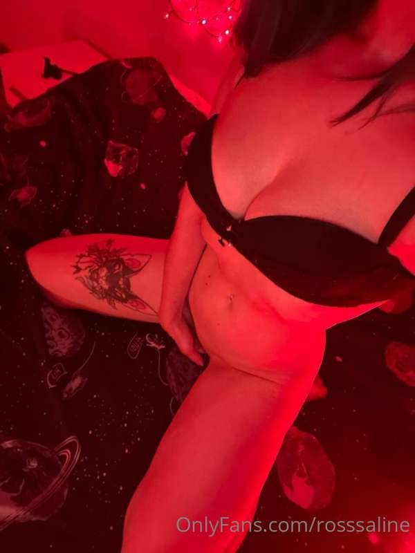 Can't sleep...Such a playful mood...Ah.🥵..Who wants to join ..