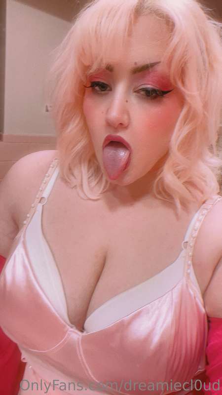 Went to exxxotica today 🩷✨ Met some incredible people and fe..