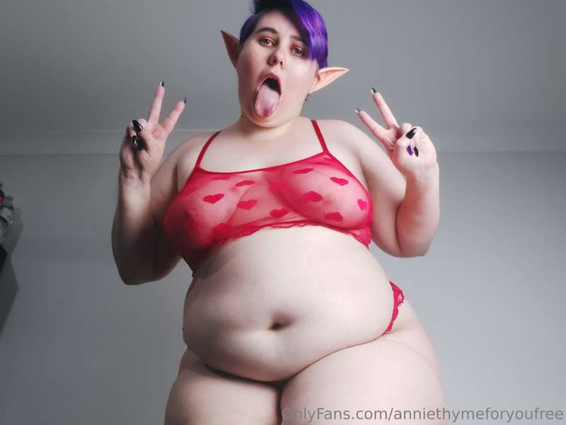 This naughty little elf is craving something yummy 😋 