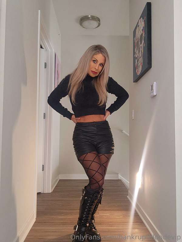 How you dress to bartend at a dive bar 😉😘🖤 1