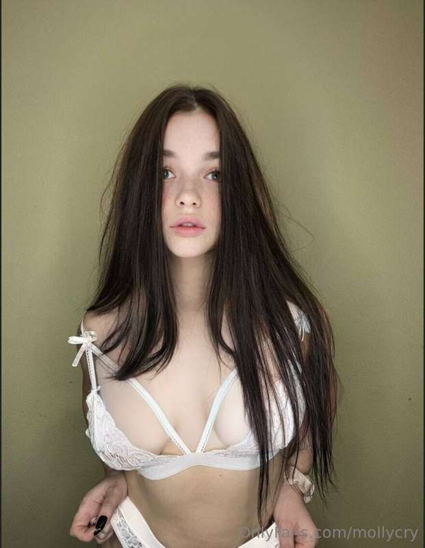 Stunning babe @frombellawithlove  wants to show daddy how we..