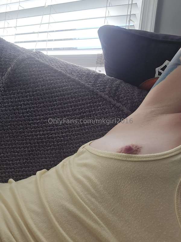 Only bad thing about hanging out on the couch, I don't wanna..