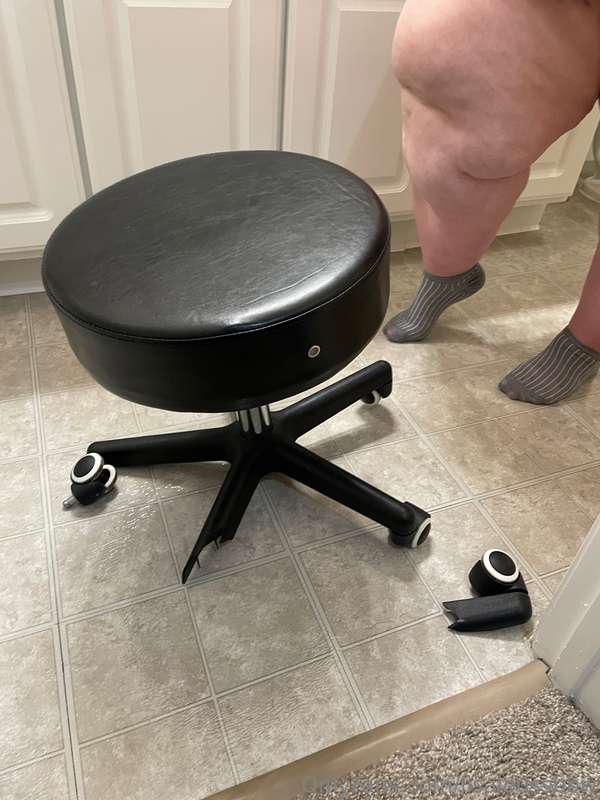 I can't believe I BROKE my kitchen chair 🙈 One of the wheels..