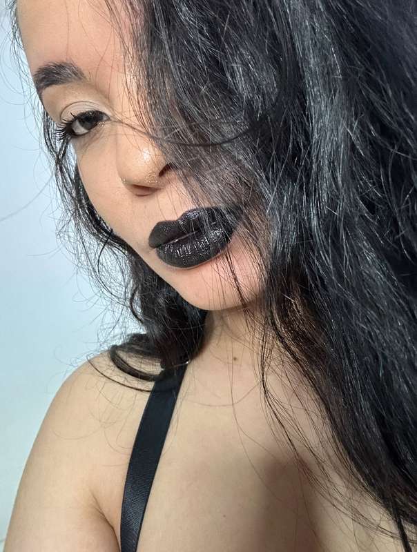 totally black lips🖤🖤