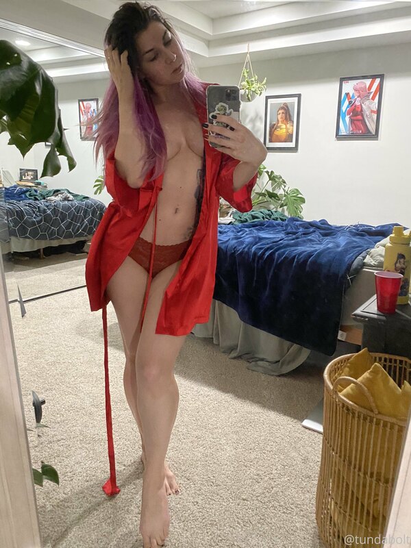 A little red robe cleavage tease set cuz I felt like it ❤️
S.. 3