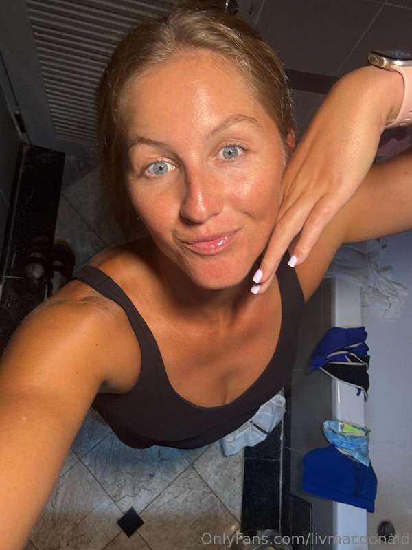 Peep the drying laundry on the bath tub!P.s We often can’t g..