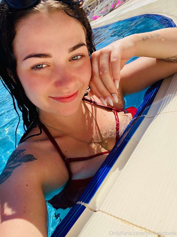 Alle schön am schuften während die Göttin sich am Pool entsp..