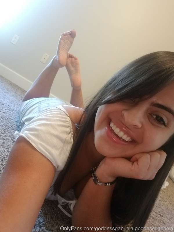 In this photo set I undress and tease you with my entire bod.. 12