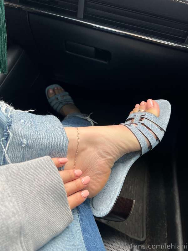Another new pair of sandals 😍 something that’s not my usual .. 6