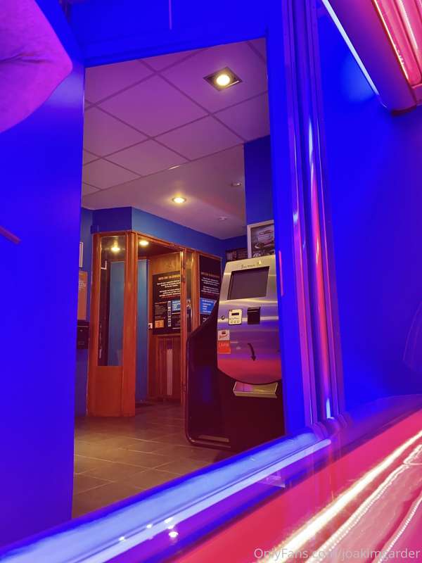 The walls to the tanning booth isn't thick, but the deliciou.. 1