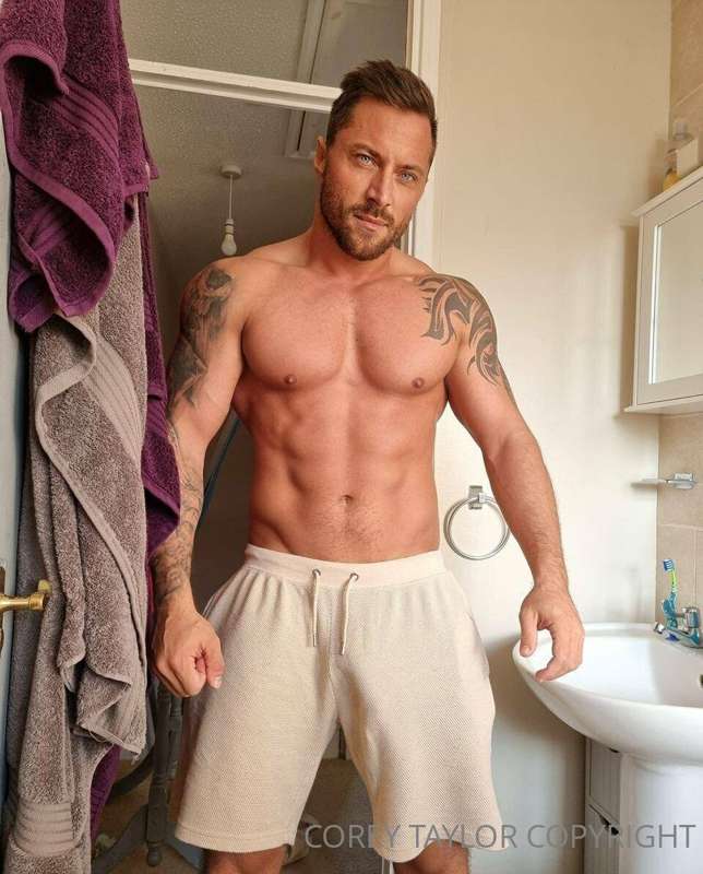🚔🚨 **UK’s hottest STRIPPER @karlj_stripped with BLUE eyes to.. 2