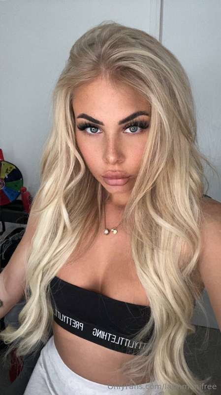 Do I look too moody?? I was trying the cum to bed eyes😜💕